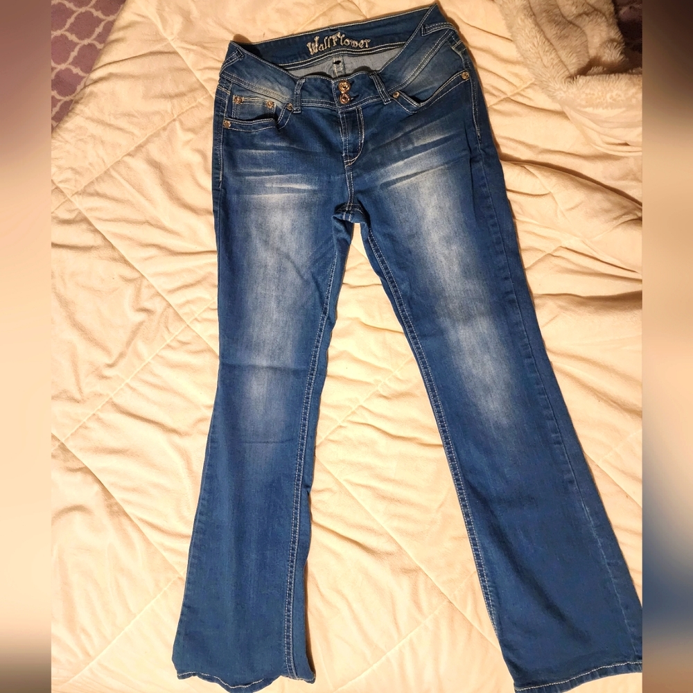 Lot of 3 no wear or tear wallflower size 7 blue jeans